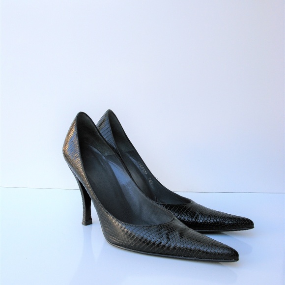 Delman Shoes - Delman Snakeskin Embossed Retro Pointy Toe Pumps